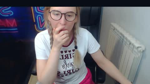 Snapshot of jessikaalba chatting on 12.30.24 Victoria online show from 12.30.24