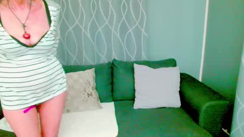 Snapshot of jessy_curt chatting on 10.03.25 jessy curt online show from 10.03.25