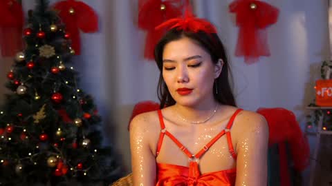 Hi all. My name is Naomi and Im glad to see you in my room  online show from 12.20.24