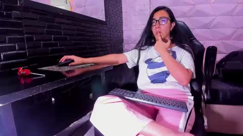 Snapshot of jewelryqueen chatting on 03.04.25 Queen online show from 03.04.25