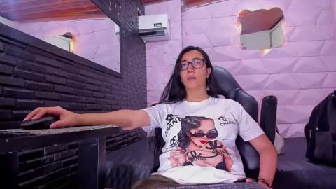 Snapshot of jewelryqueen chatting on 03.09.25 Queen online show from 03.09.25