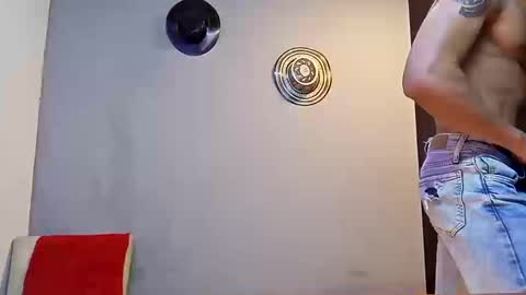 Snapshot of jhonny_thes28 chatting on 10.15.25 jhonny_thes28 online show from 10.15.25