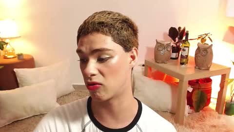 Snapshot of jhuan_cute chatting on 11.02.25 Jhuan Nhez online show from 11.02.25