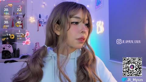 Snapshot of ji_hyun chatting on 12.05.24 Ji online show from 12.05.24