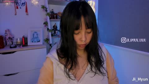 Snapshot of ji_hyun chatting on 12.12.24 Ji online show from 12.12.24