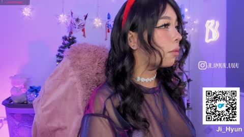 Snapshot of ji_hyun chatting on 12.23.24 Ji online show from 12.23.24