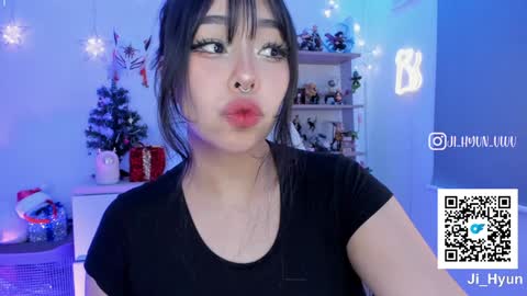 Snapshot of ji_hyun chatting on 12.27.24 Ji online show from 12.27.24