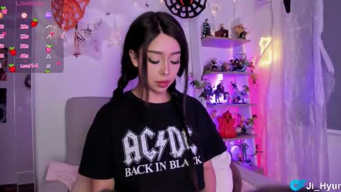 Snapshot of ji_hyun chatting on 10.24.25 Ji online show from 10.24.25