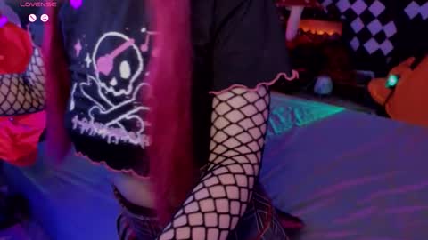 Snapshot of jiglipuf chatting on 10.25.25 online show from 10.25.25