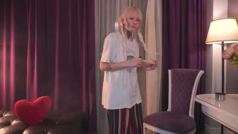 Snapshot of jillianrumple chatting on 11.18.25 Harley online show from 11.18.25