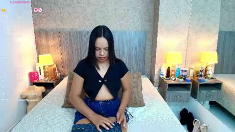 Snapshot of jimena_salazar chatting on 06.25.26 Jimena Salazar online show from 06.25.26