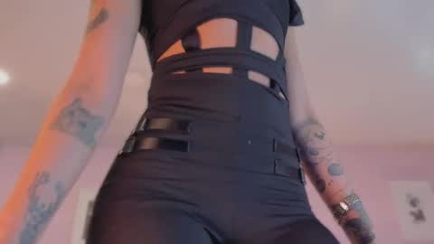 Snapshot of jinx_dh chatting on 10.16.25 Jinx online show from 10.16.25