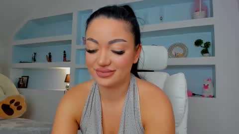 Snapshot of jisselle chatting on 10.02.25 Juliee online show from 10.02.25