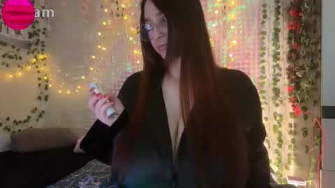 Snapshot of jiyonaa chatting on 09.11.25 Ister online show from 09.11.25