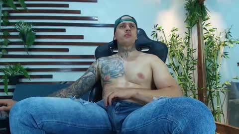 Snapshot of joeysexx1 chatting on 10.03.25 online show from 10.03.25