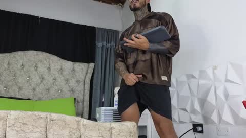 Snapshot of john_and_louis chatting on 02.05.25 John online show from 02.05.25