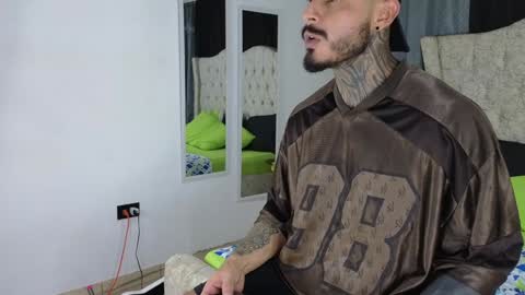 Snapshot of john_and_louis chatting on 02.05.25 John online show from 02.05.25