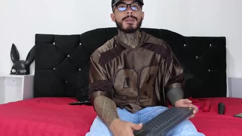 Snapshot of john_and_louis chatting on 03.01.25 John online show from 03.01.25