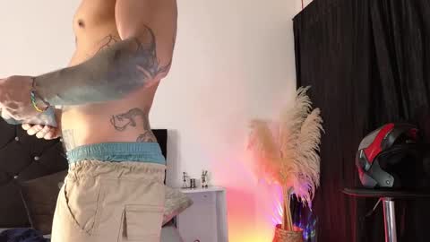 Snapshot of john_and_louis chatting on 11.04.25 John online show from 11.04.25