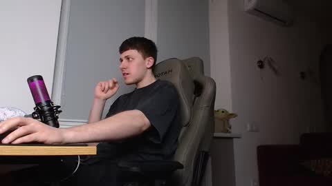 Snapshot of johnny_boom chatting on 03.10.25 johnny boom online show from 03.10.25