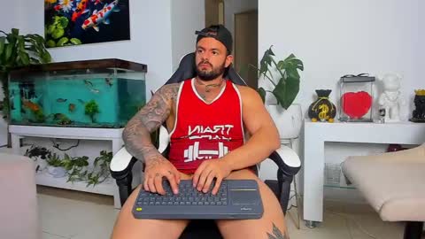 Snapshot of johnnygrayson_ chatting on 10.04.25 JOHNNY online show from 10.04.25