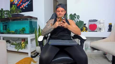 Snapshot of johnnygrayson_ chatting on 10.25.25 JOHNNY online show from 10.25.25