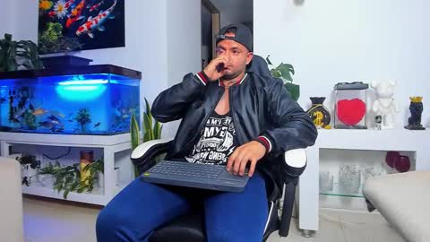 Snapshot of johnnygrayson_ chatting on 10.28.25 JOHNNY online show from 10.28.25