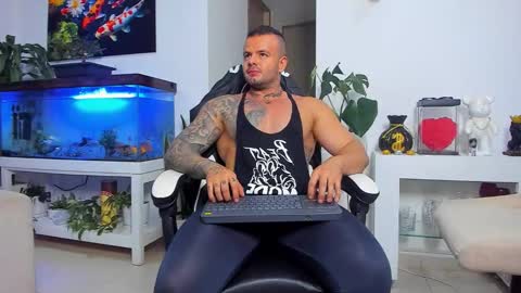 Snapshot of johnnygrayson_ chatting on 10.29.25 JOHNNY online show from 10.29.25