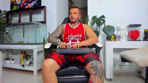 Snapshot of johnnygrayson_ chatting on 11.02.25 JOHNNY online show from 11.02.25