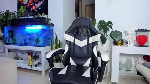 Snapshot of johnnygrayson_ chatting on 11.04.25 JOHNNY online show from 11.04.25