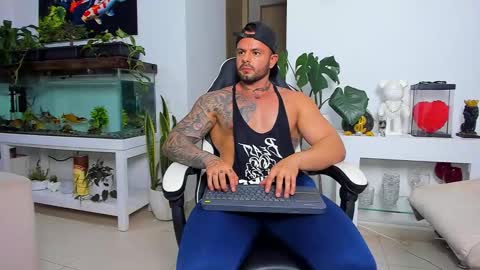 Snapshot of johnnygrayson_ chatting on 11.06.25 JOHNNY online show from 11.06.25