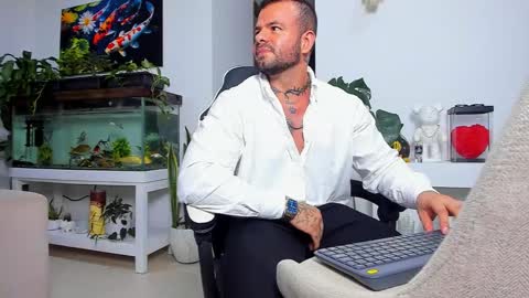 Snapshot of johnnygrayson_ chatting on 11.07.25 JOHNNY online show from 11.07.25