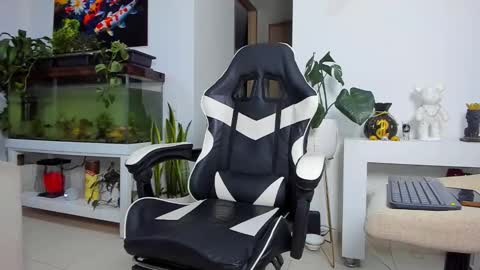 Snapshot of johnnygrayson_ chatting on 11.19.25 JOHNNY online show from 11.19.25