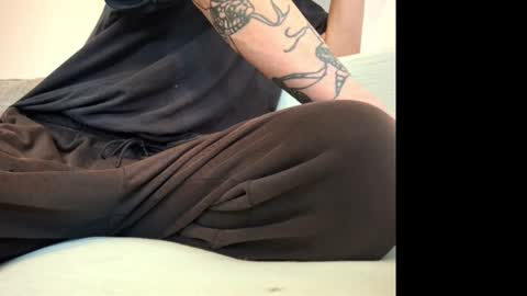 Snapshot of johnnyq390620 chatting on 10.15.25 johnny online show from 10.15.25