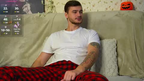 Snapshot of johnstoneisland chatting on 10.17.25 John online show from 10.17.25