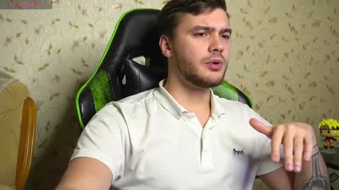 Snapshot of johnstoneisland chatting on 10.19.25 John online show from 10.19.25