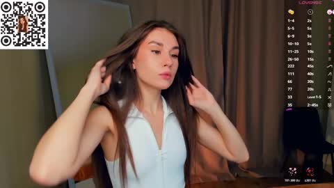 Snapshot of jolenerappleye chatting on 11.09.25 Emma online show from 11.09.25