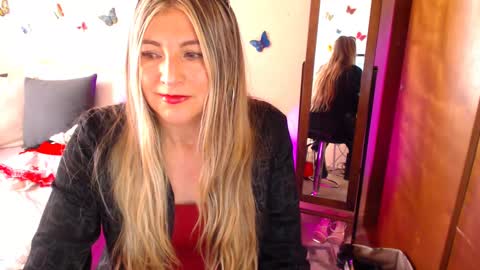 Snapshot of jolie_mature_ chatting on 10.07.25 Jolie Mature online show from 10.07.25