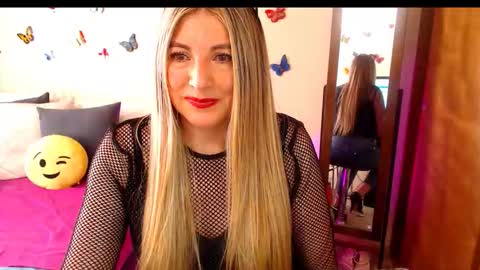 Snapshot of jolie_mature_ chatting on 10.29.25 Jolie Mature online show from 10.29.25