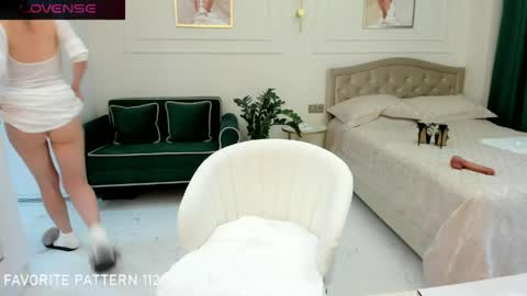 Jolie Ozolla online show from 04.17.26