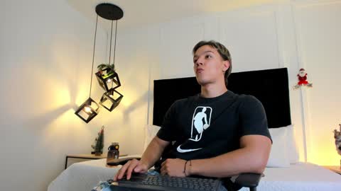 Snapshot of jonathan_daniels1 chatting on 12.12.24 Jonathan Danielss online show from 12.12.24