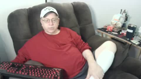 Snapshot of jpmel99 chatting on 10.04.25 jpmel99 online show from 10.04.25