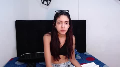 Snapshot of juan_and_luciana chatting on 10.22.25 online show from 10.22.25