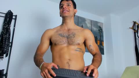 Snapshot of juanbladde chatting on 10.11.25 Juan Esteban online show from 10.11.25