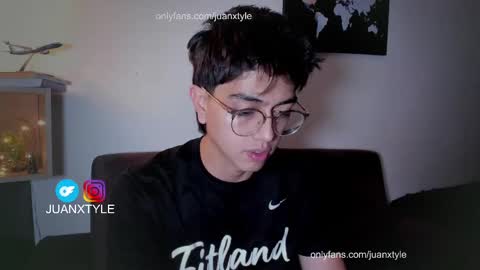 Snapshot of juancamroom chatting on 10.05.25 . online show from 10.05.25