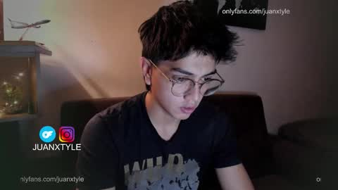 Snapshot of juancamroom chatting on 10.10.25 . online show from 10.10.25