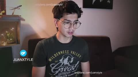 Snapshot of juancamroom chatting on 10.15.25 . online show from 10.15.25