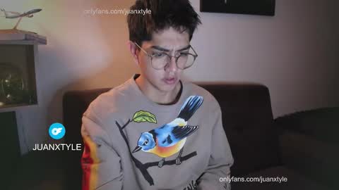 Snapshot of juancamroom chatting on 11.10.25 . online show from 11.10.25