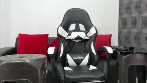 Juan Diego Uribe online show from 01.04.25