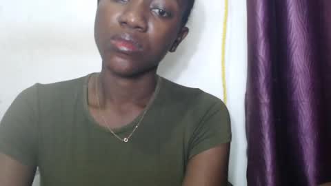 Snapshot of juicyberryx chatting on 06.24.26 queen online show from 06.24.26